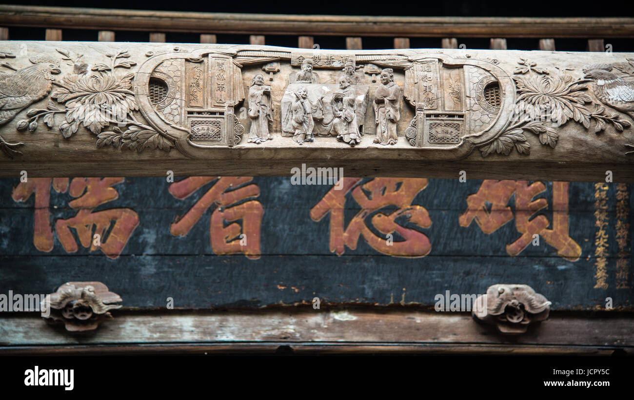 Chinois traditionnel de sculpture sur bois et à Fenghuang caligraphy Hunan province chine Banque D'Images