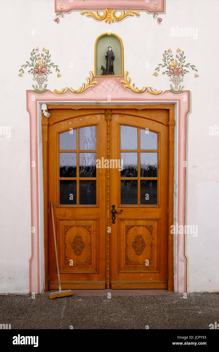 Porte décorée. Eschenlohe, Bavière, Allemagne. Banque D'Images