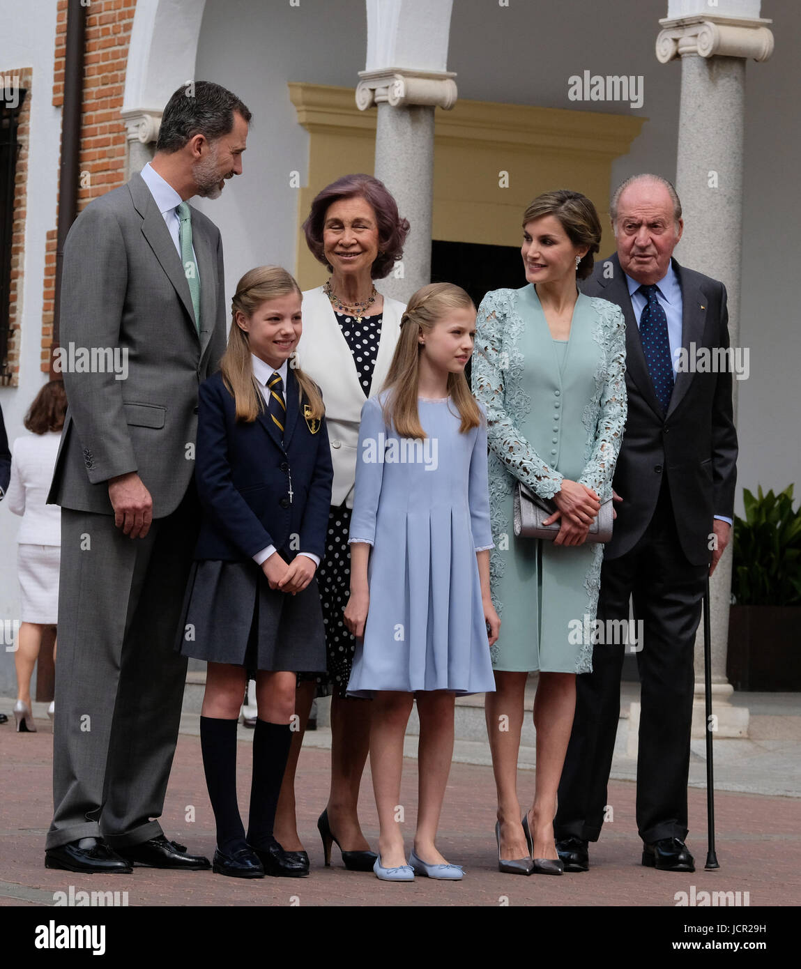 Le roi Felipe VI d'Espagne, la Princesse Sofia d'Espagne, la Reine Sofia, La Princesse Leonor d'Espagne, la Reine Letizia d'Espagne et le Roi Juan Carlos après la Première Communion de Princess Sofia d'Espagne à l'Asunción de Nuestra Señora Church où : Le roi Felipe VI d'Espagne, la Princesse Sofia d'Espagne, la Princesse Leonor d'Espagne, la Reine Letizia d'Espagne, le Roi Juan Carlos, La Reine Sofia où : Madrid, Espagne Quand : 17 mai 2017 Credit : Oscar Gonzalez/WENN.com Banque D'Images