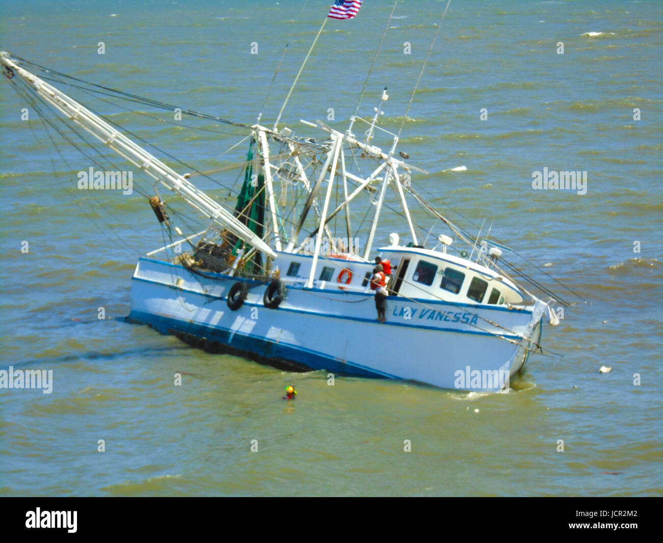 Les officiers de la Garde côtière des États-Unis trois pêcheurs de sauvetage le naufrage 73 pieds bateau crevette Lady Vanessa 18 mai 2017 près de Saint Simons Island, en Géorgie. Banque D'Images