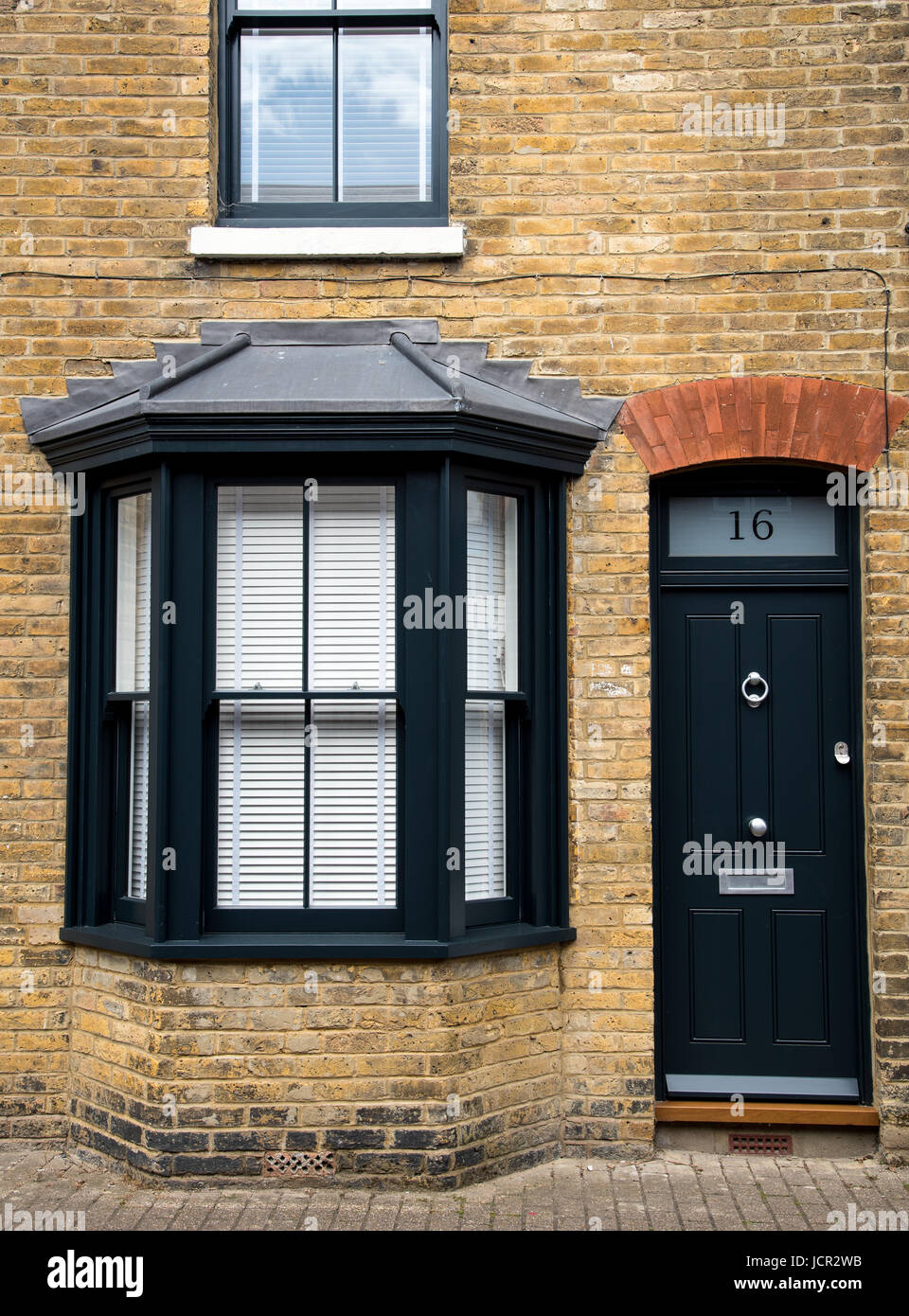 Maison traditionnel anglais/entrée avec portes et fenêtres fermées noir  Photo Stock - Alamy