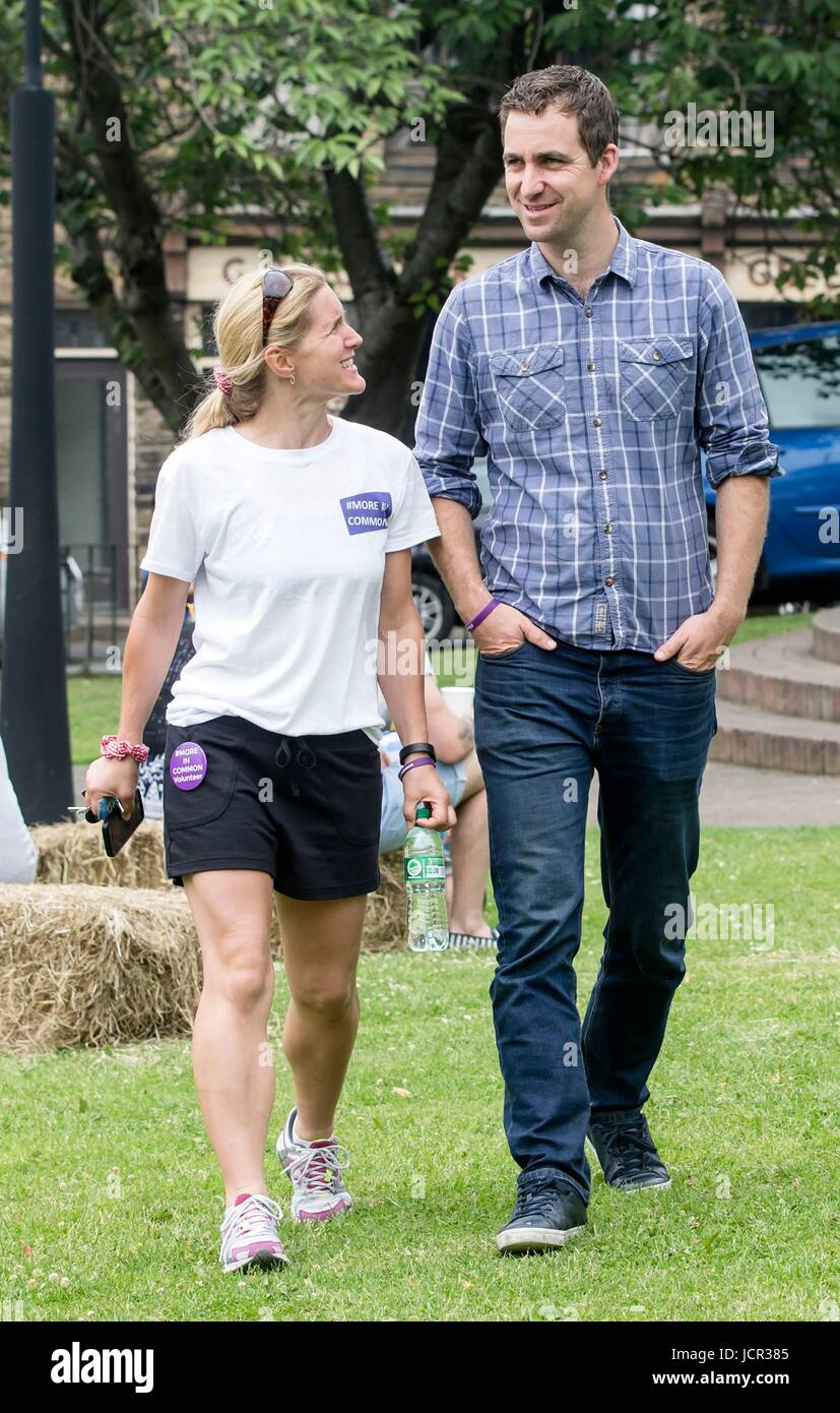 Veuf Brendan Cox et sœur Kim Leadbeater de assassiné MP Jo Cox, assister à un grand événement ensemble marquant l'anniversaire de la mort de Mme Cox, au vert dans Heckmondwike, Yorskshire. Banque D'Images