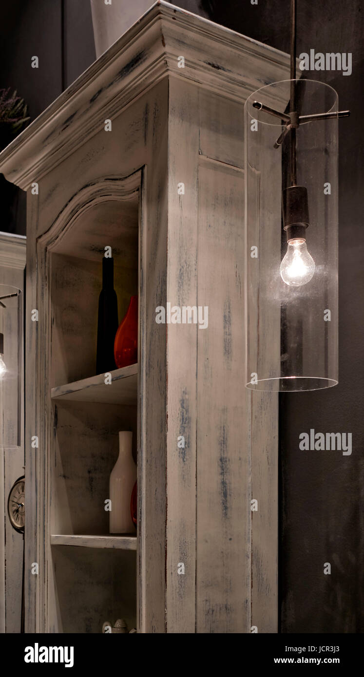 Cabinet en bois d'affichage de et en détresse à ressembler à un look rétro vintage. Banque D'Images