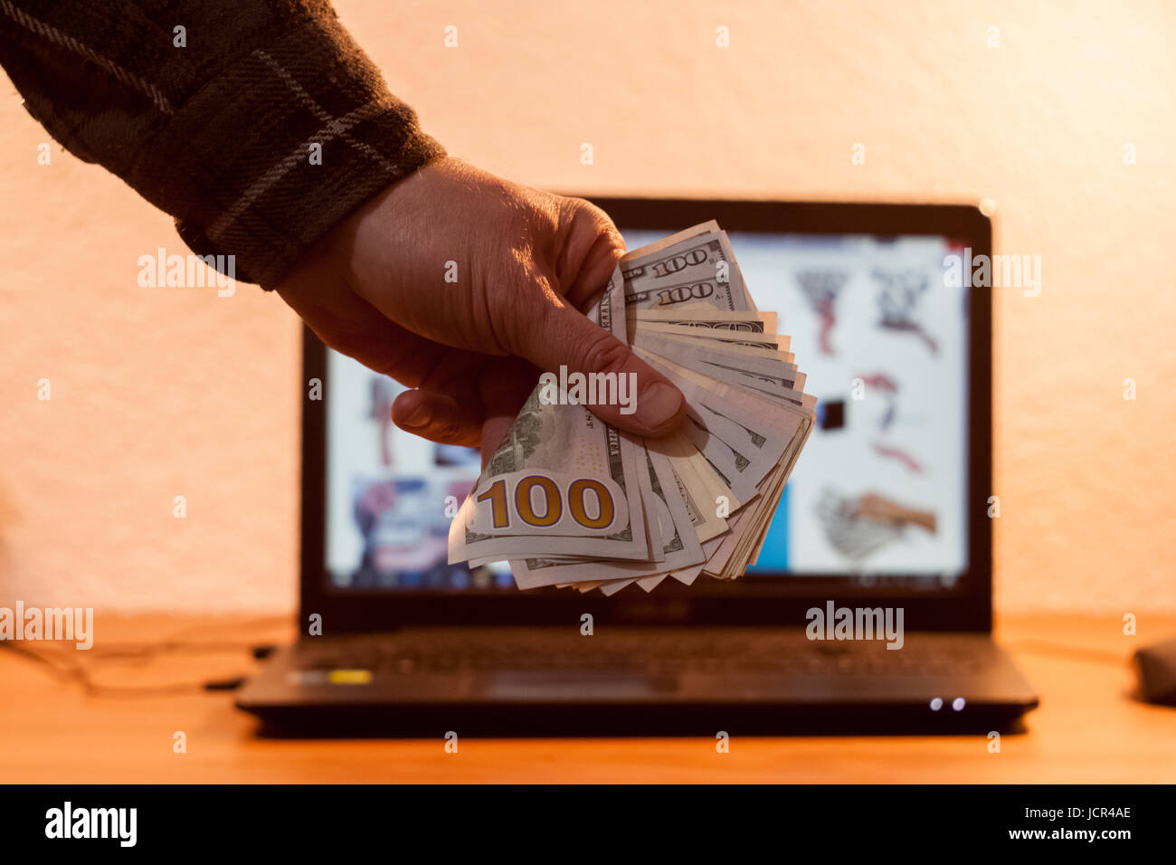 Guy ou businessman holding euro argent dans sa main. coffre à l'arrière-plan Banque D'Images