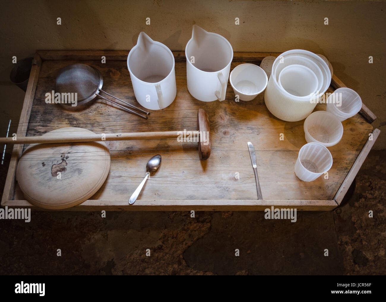 L'équipement pour la transformation du lait en fromage dans une ancienne laiterie italienne. Banque D'Images