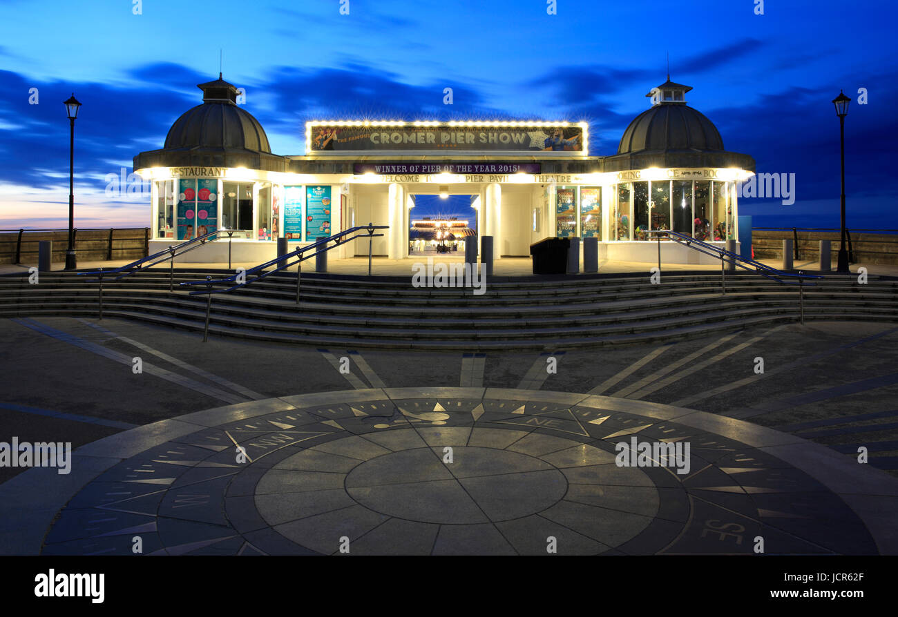 Le traditionnel pier à Cromer, North Norfolk, Angleterre, Europe Banque D'Images