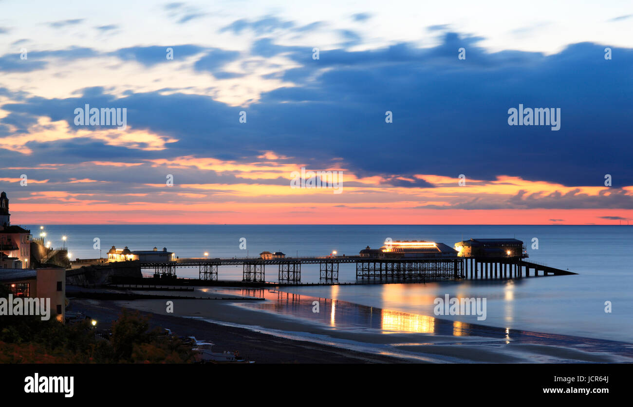 La jetée illuminted de nuit comme le crépuscule descend sur la mer du Nord, Cromer, North Norfolk, Angleterre, Europe Banque D'Images