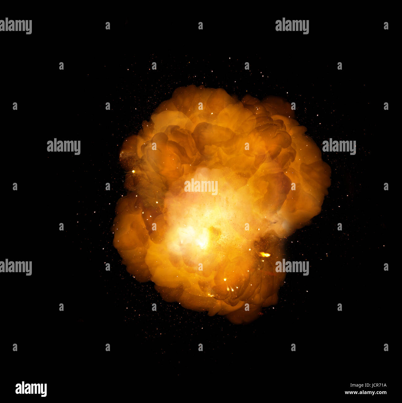 Énorme explosion extrêmement chaud, avec des étincelles et de la fumée chaude, sur fond noir Banque D'Images