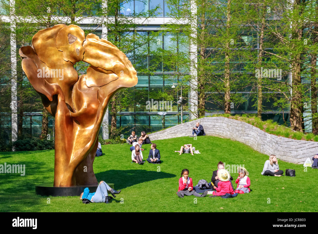 Londres, Royaume-Uni - 10 mai 2017 - Fortuna, une sculpture en bronze de Helaine Blumenfeld dans Jubilee Park, Canary Wharf, où les gens sont assis et reposant sur Banque D'Images