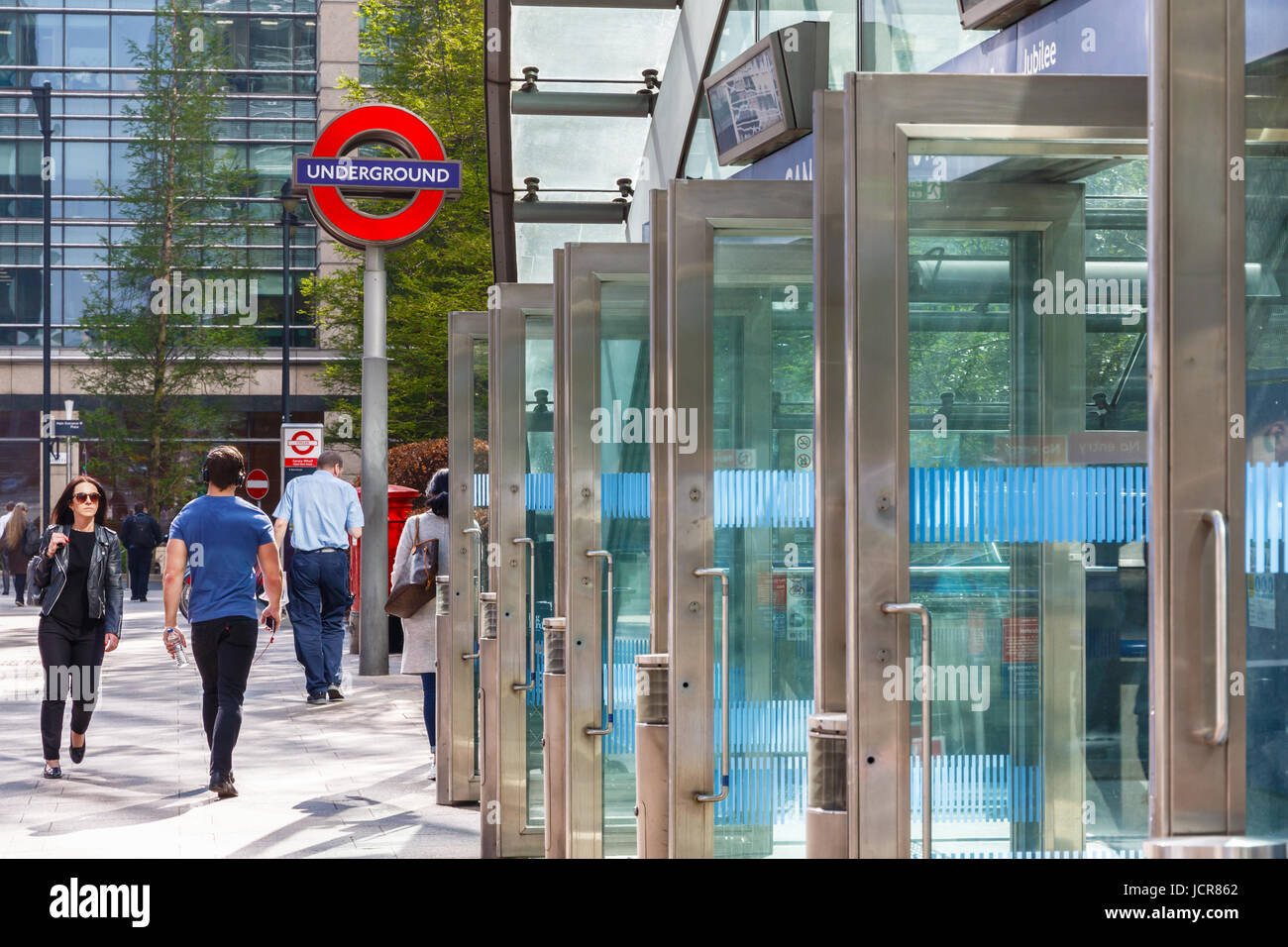 Londres, Royaume-Uni - 10 mai 2017 - entrée est de la station de métro Canary Wharf Banque D'Images