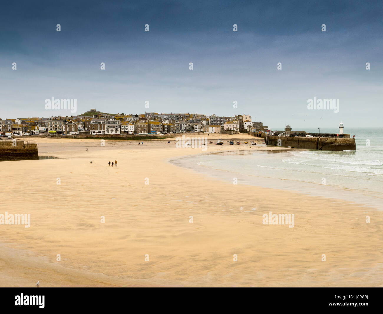 Une plage déserte à St Ives Harbour à marée basse, un jour d'hiver, Cornwall, England, UK Banque D'Images