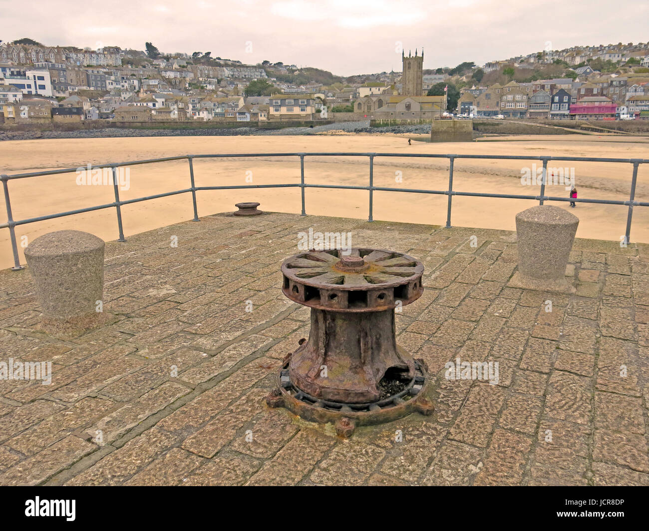 Une étrave de rouille sur l'extrémité de Smeaton's Pier dans le port de St Ives, Cornwall, England, UK Banque D'Images