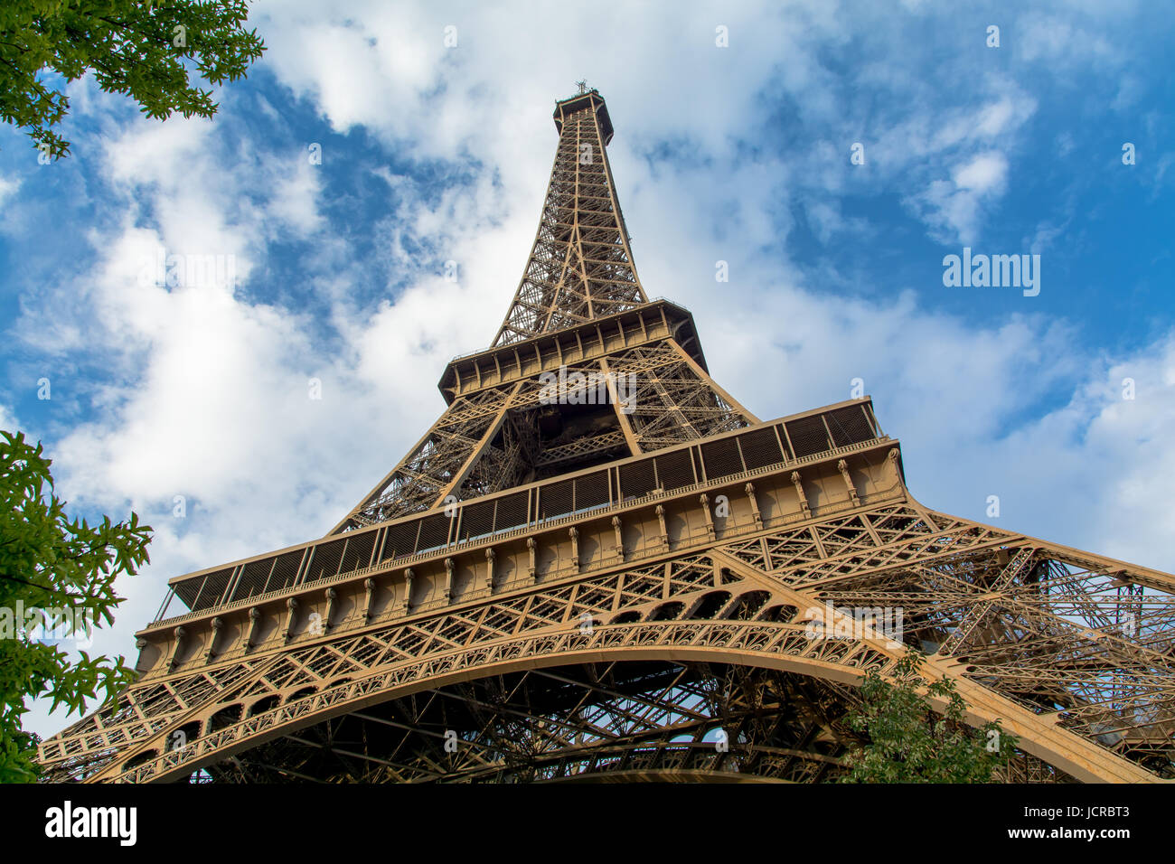 Low angle view of Eiffel Tower Banque D'Images