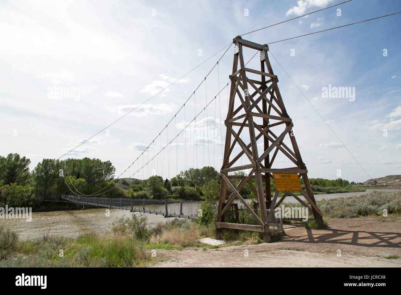 Vue aérienne de la mine Star Suspension Bridge bad-lands de l'Alberta au Canada. Le pont a été construit sur la rivière Red Deer de mineurs de charbon au travail. Banque D'Images