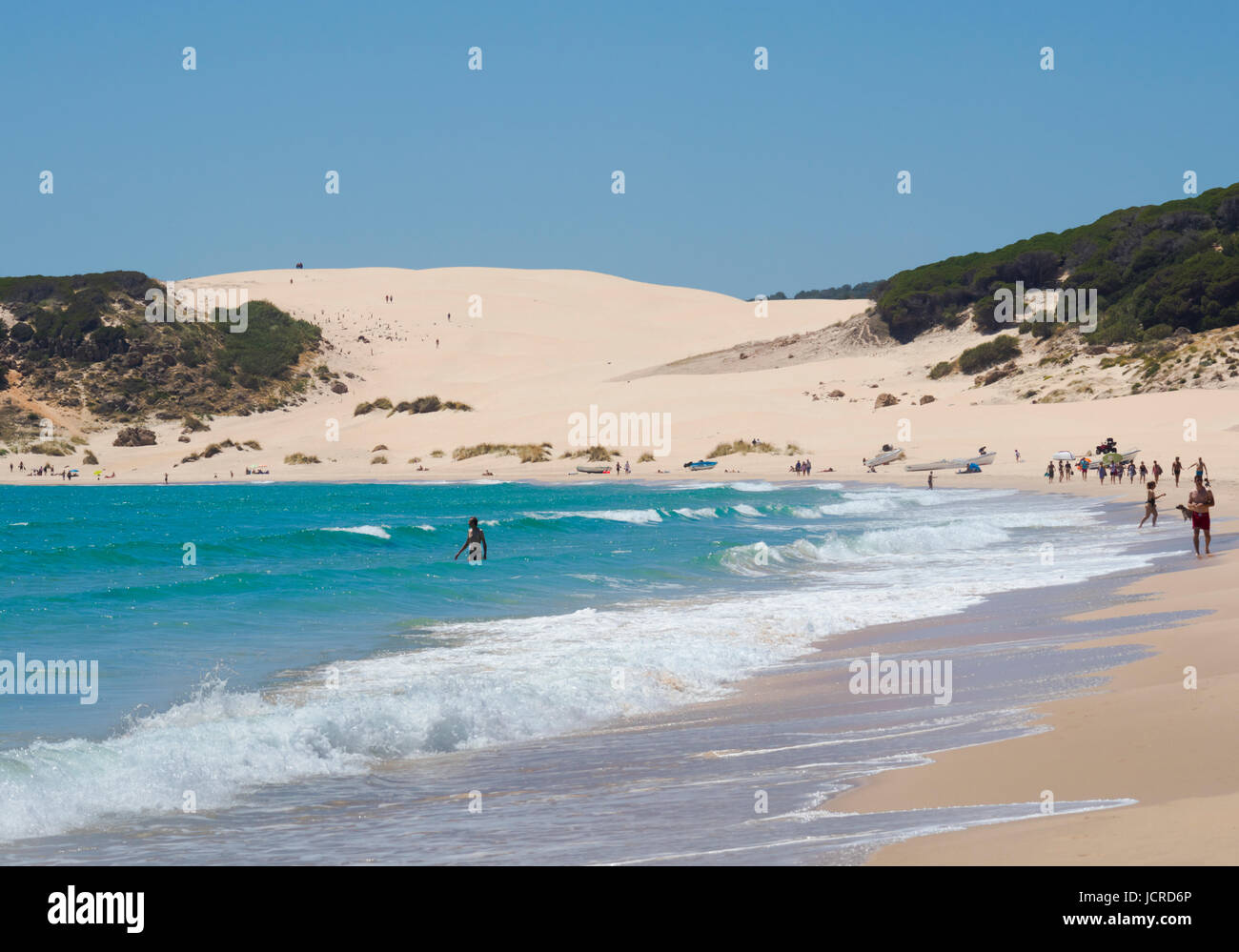 Bolonia, Costa de la Luz, Province de Cadiz, Andalousie, Espagne du sud. Plage de Bolonia. Playa de Bolonia. Dans l'arrière-plan est la dune de sable de Bolonia, o Banque D'Images