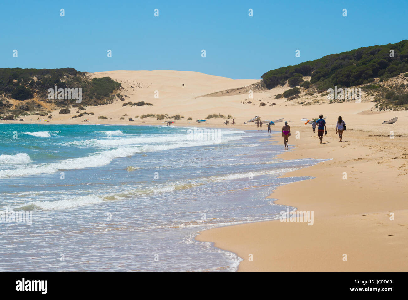 Bolonia, Costa de la Luz, Province de Cadiz, Andalousie, Espagne du sud. Plage de Bolonia. Playa de Bolonia. Dans l'arrière-plan est la dune de sable de Bolonia, o Banque D'Images