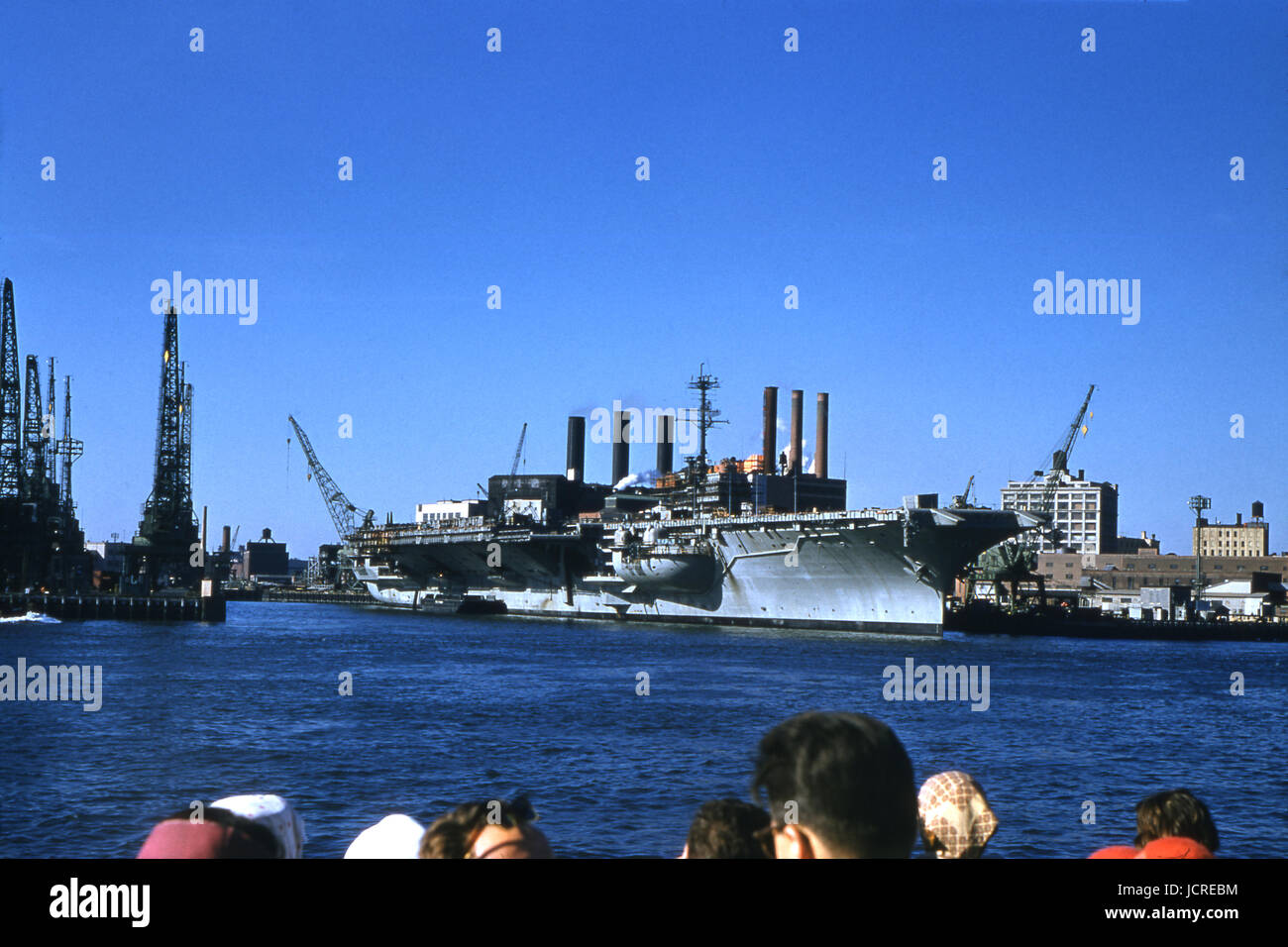 Meubles anciens Octobre 1958 photographie, grand porte-avions au Brooklyn Navy Yard sur l'East River. Le navire n'est peut-être l'USS Saratoga (CV/CVA CVB/-60) ou de l'USS Independence (CV/CVA-62). L'United States Navy Yard, également connu sous le nom de Brooklyn Navy Yard et le chantier naval de New York, était un chantier naval situé à Brooklyn, New York. SOURCE : 35mm d'origine de la transparence. Banque D'Images