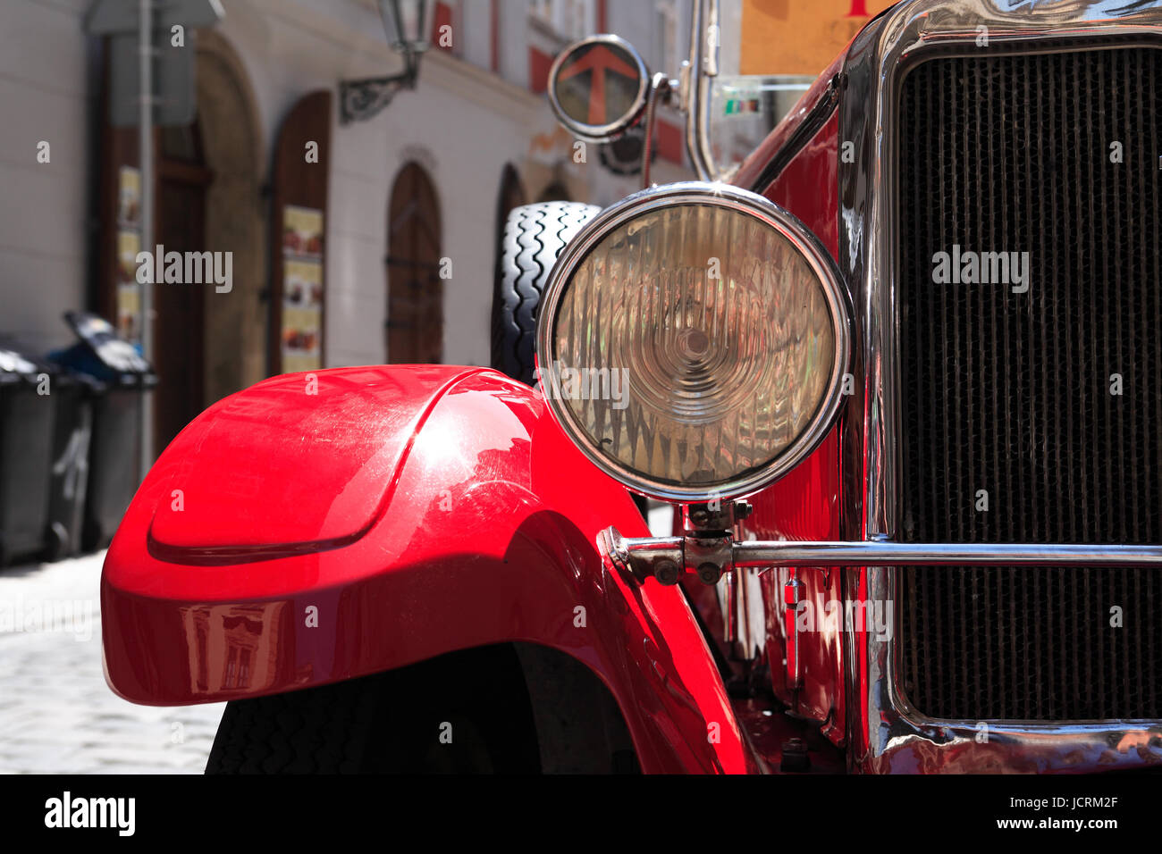 Libre de nice vintage rouge brillant voiture dans la rue en ville Banque D'Images