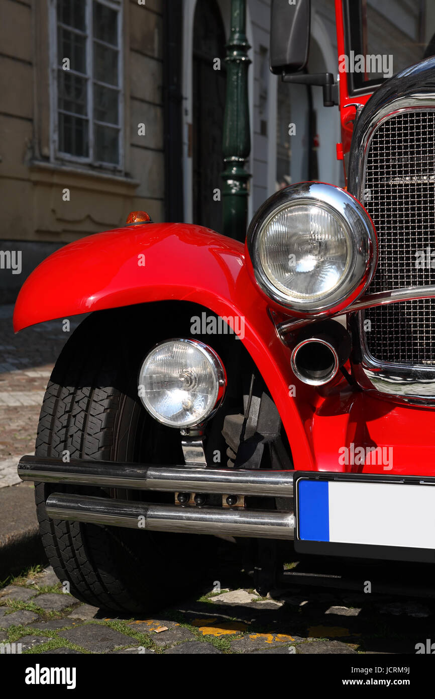Libre de nice vintage rouge brillant voiture dans la rue en ville Banque D'Images