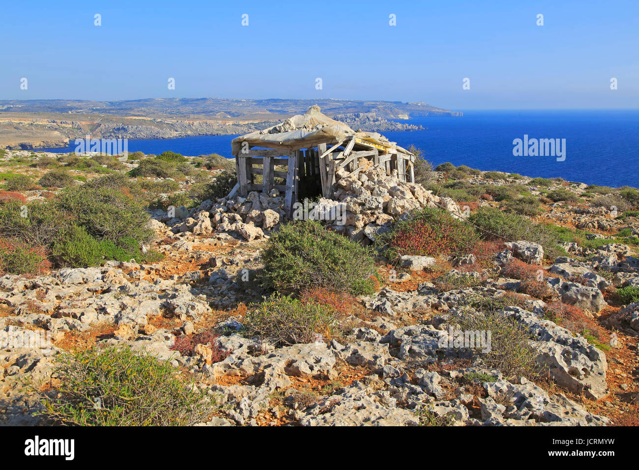 Paysage côtier du sud à la mer bleue de la végétation à partir de la Res il-Qammieh, Marfa Péninsule, République de Malte Banque D'Images