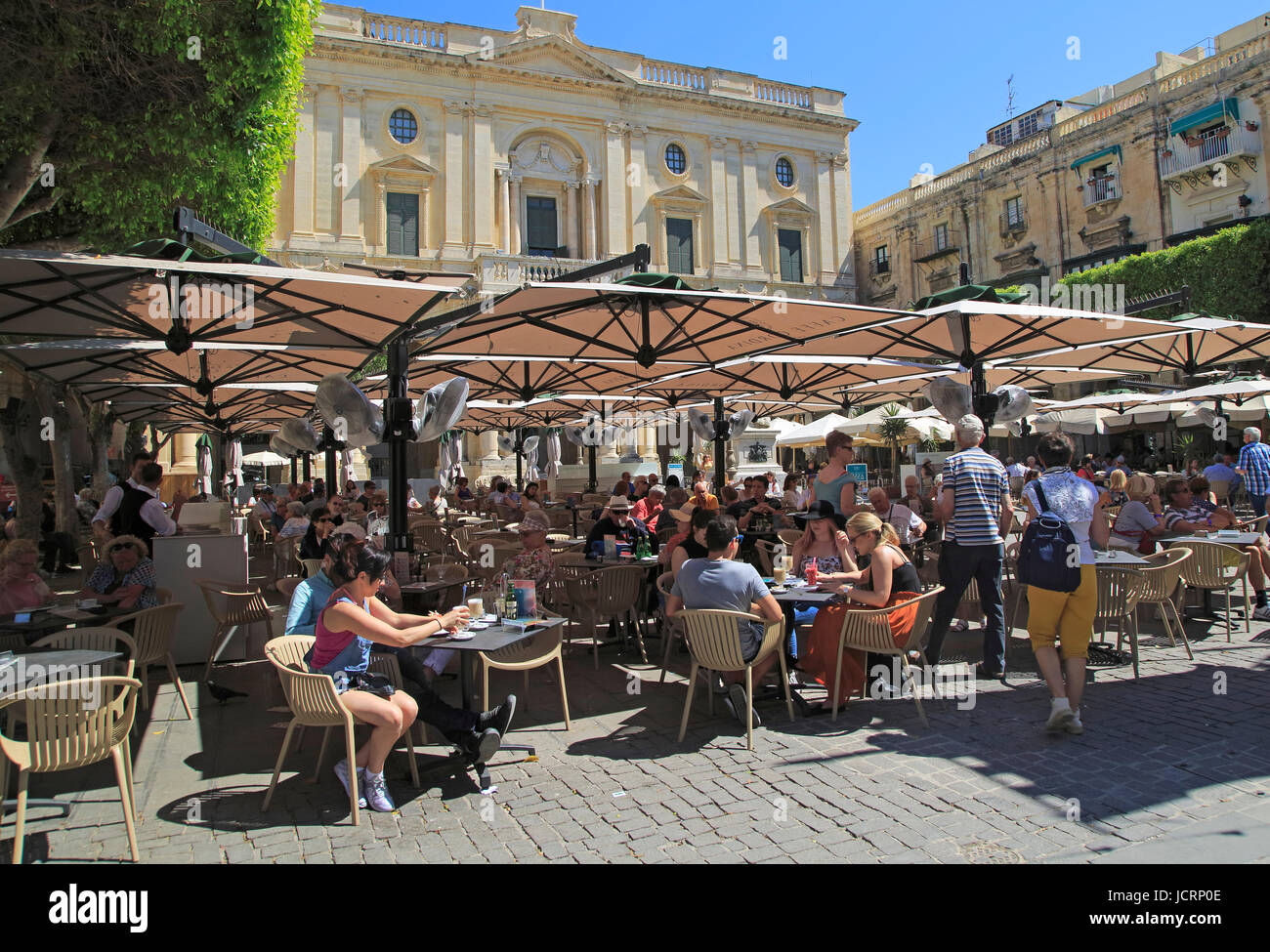 Édifice de la Bibliothèque nationale de personnes dans les cafés de la place de la République, La Valette, Malte Banque D'Images