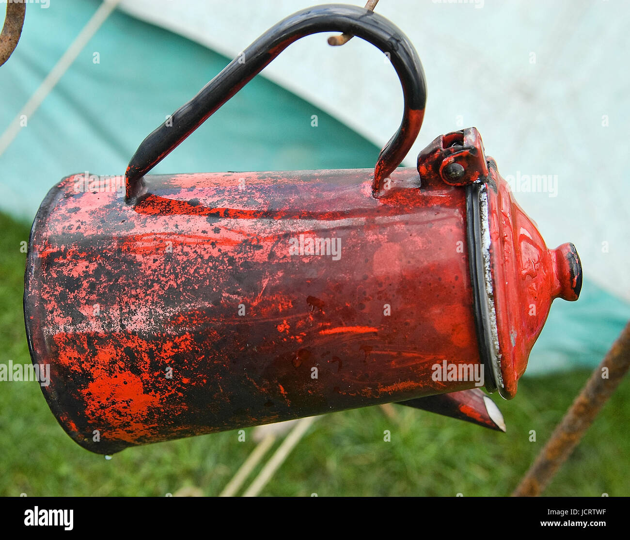 Battues vieux, usés, cafetière utilisé sur voyage de camping. Banque D'Images