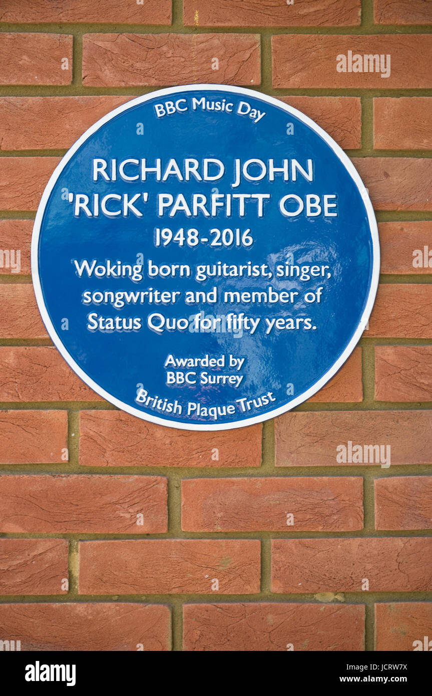 Woking, Royaume-Uni. 15 juin 2017. Dévoilement d'une plaque bleue pour rick Parfitt dans le cadre de la fête de la musique de la BBC. Banque D'Images