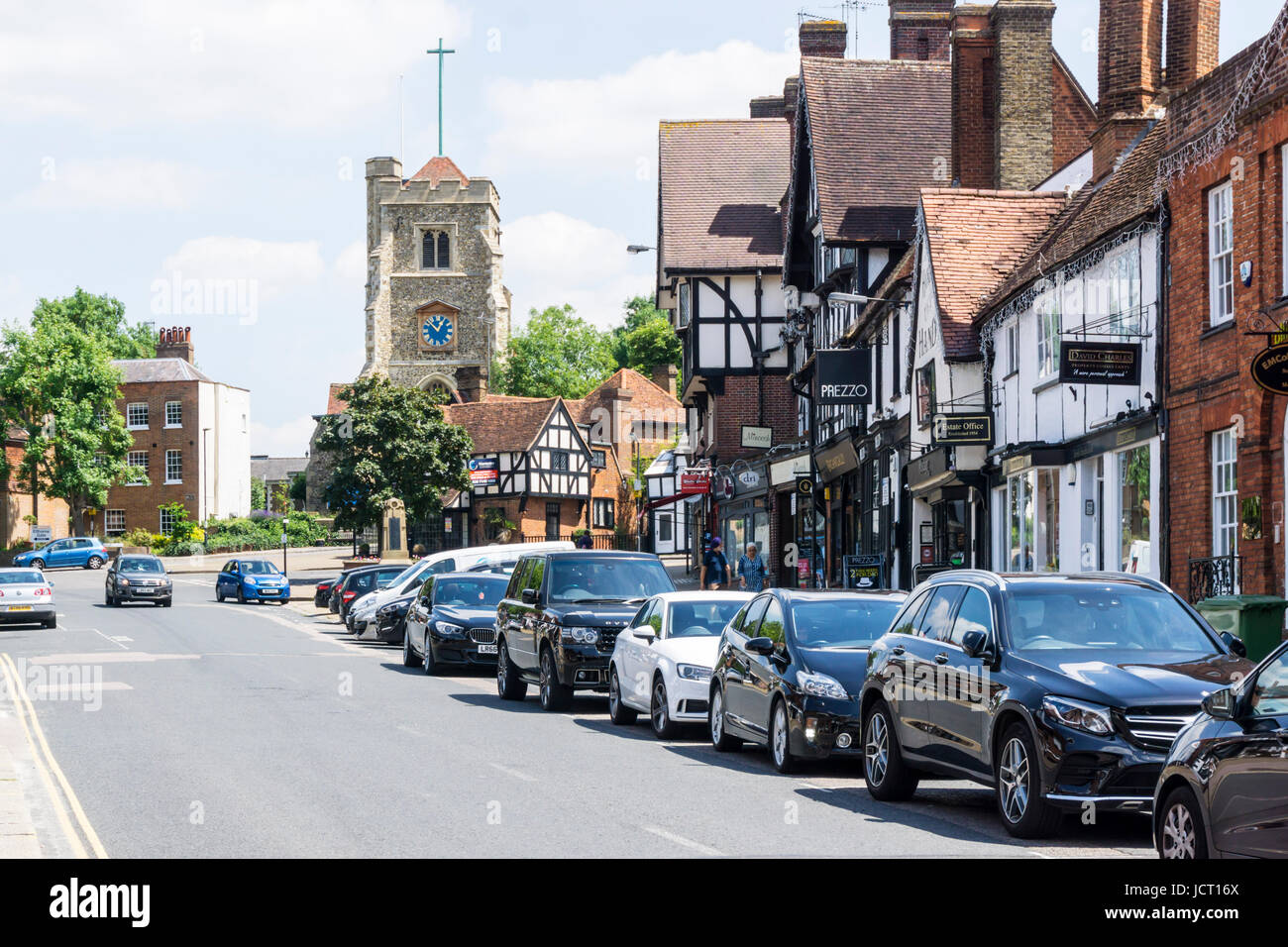 Pinner High Street, un centre commercial de banlieue nord de Londres Banque D'Images