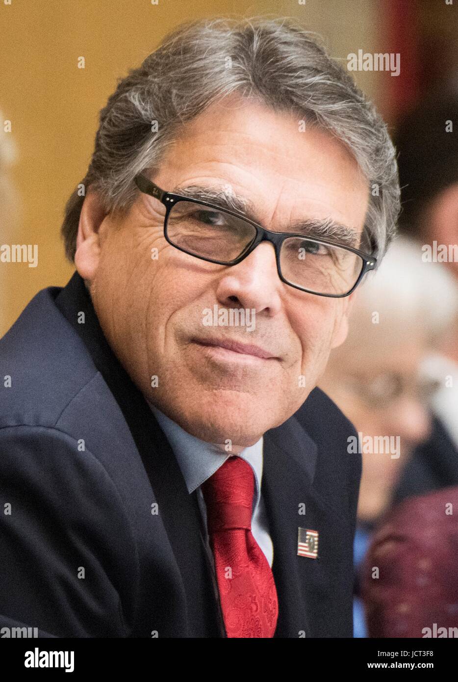 Le Secrétaire à l'Énergie des États-Unis, Rick Perry, à l'écoute des délégués lors de la réunion inaugurale de l'Équipe spéciale interinstitutions sur l'agriculture et la prospérité rurale au Ministère de l'Agriculture le 15 juin 2017 à Washington, D.C. Banque D'Images