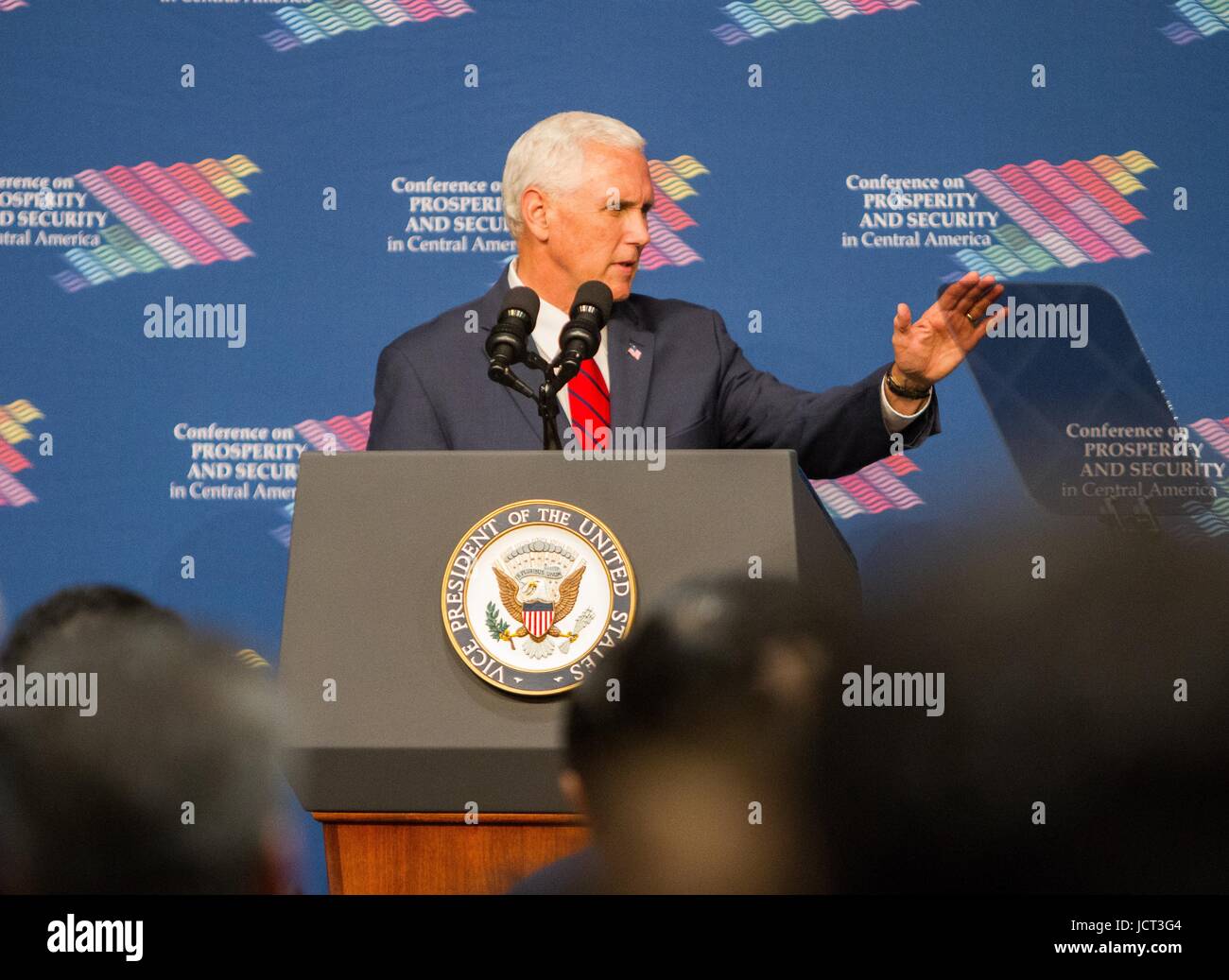 Le Vice-président américain Mike Pence prononce le discours à la Conférence sur la prospérité et la sécurité en Amérique centrale, à la Florida International University, 15 juin 2017 à Miami, en Floride. Banque D'Images