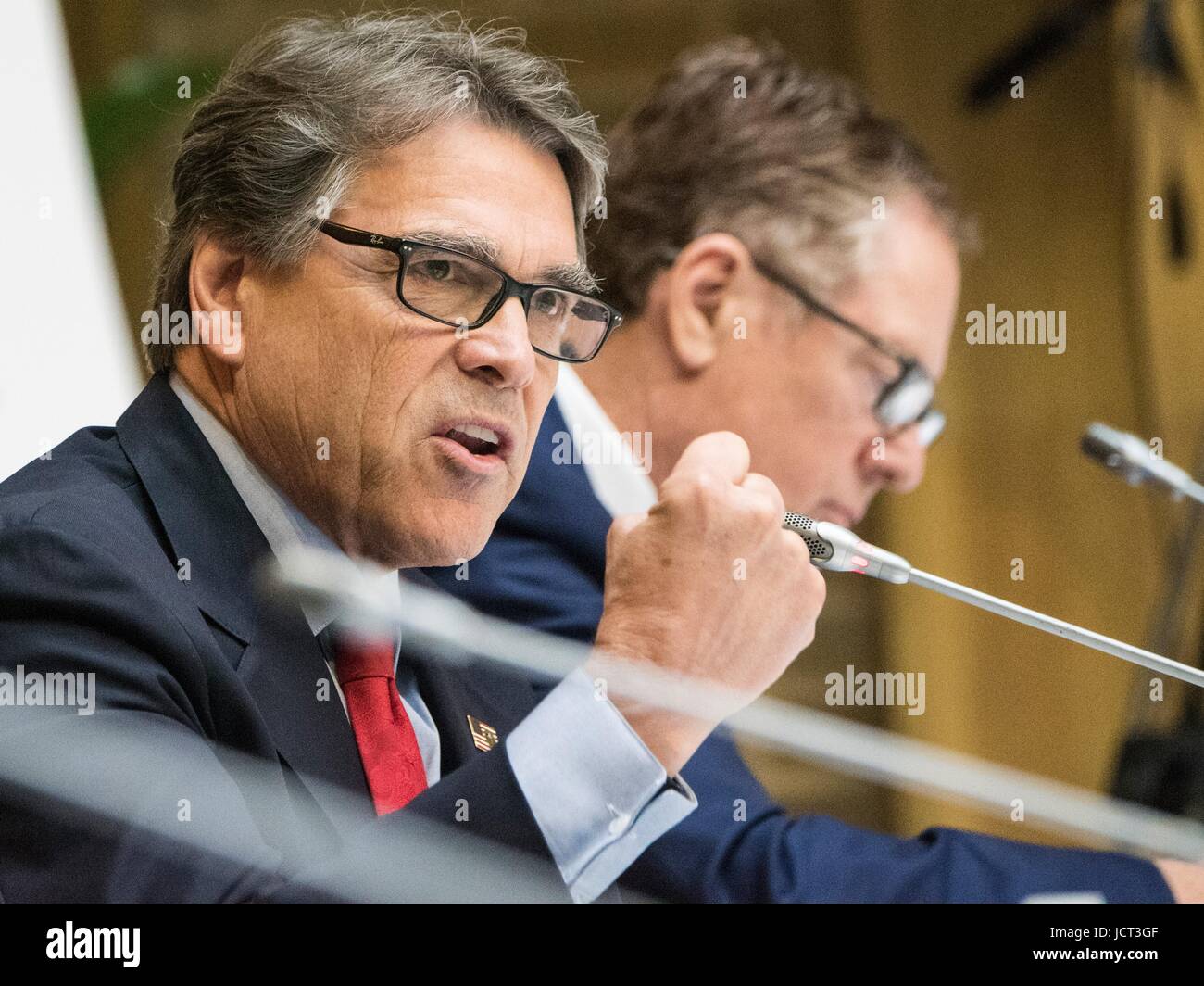 Le Secrétaire à l'Énergie des États-Unis Rick Perry parle aux délégués lors de la réunion inaugurale de l'Équipe spéciale interinstitutions sur l'agriculture et la prospérité rurale au Ministère de l'Agriculture le 15 juin 2017 à Washington, D.C. Banque D'Images