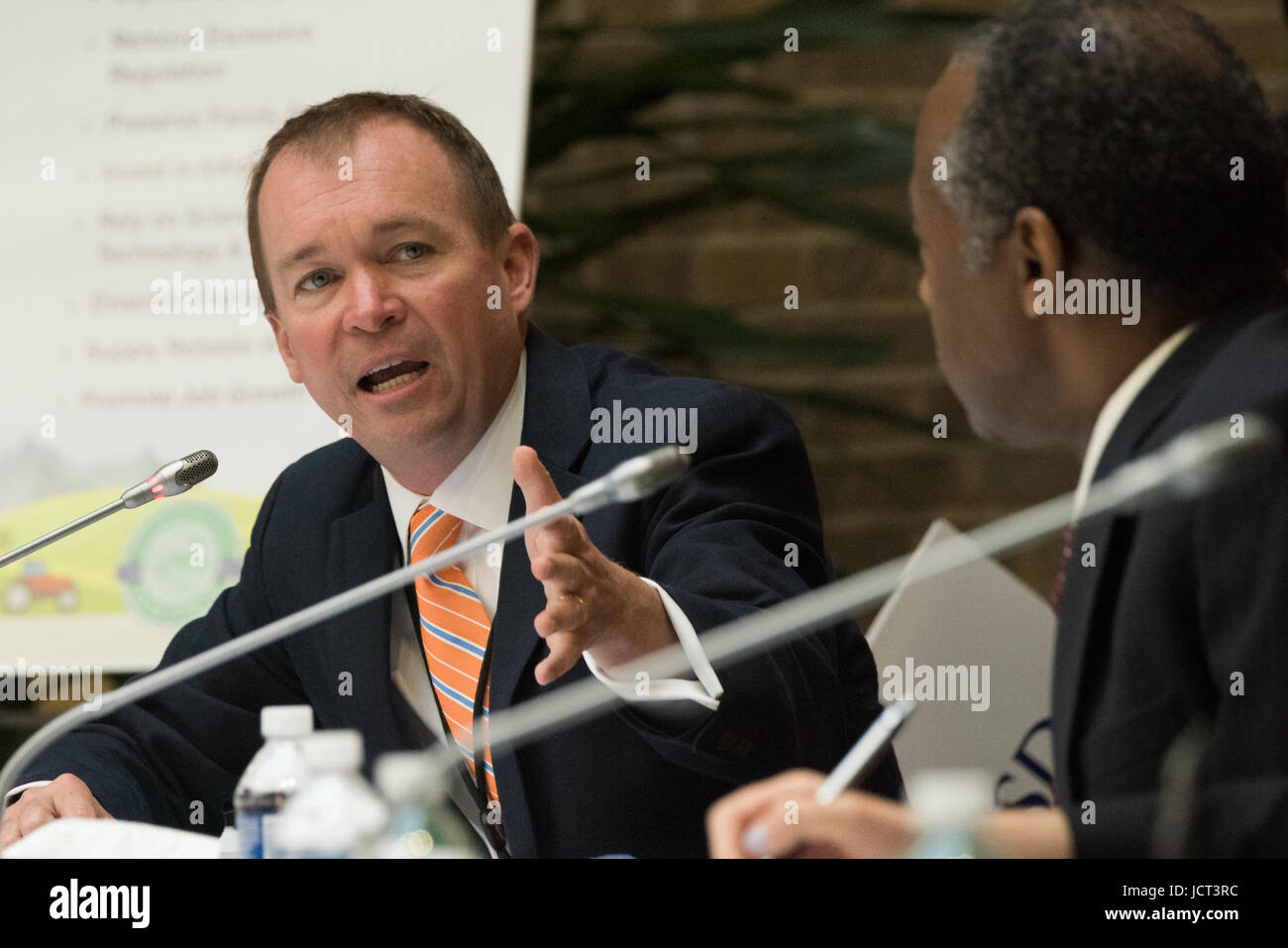 Le Directeur de la White House Office of Management and Budget Mick Mulvaney parle aux délégués lors de la réunion inaugurale de l'Équipe spéciale interinstitutions sur l'agriculture et la prospérité rurale au Ministère de l'Agriculture le 15 juin 2017 à Washington, D.C. Banque D'Images