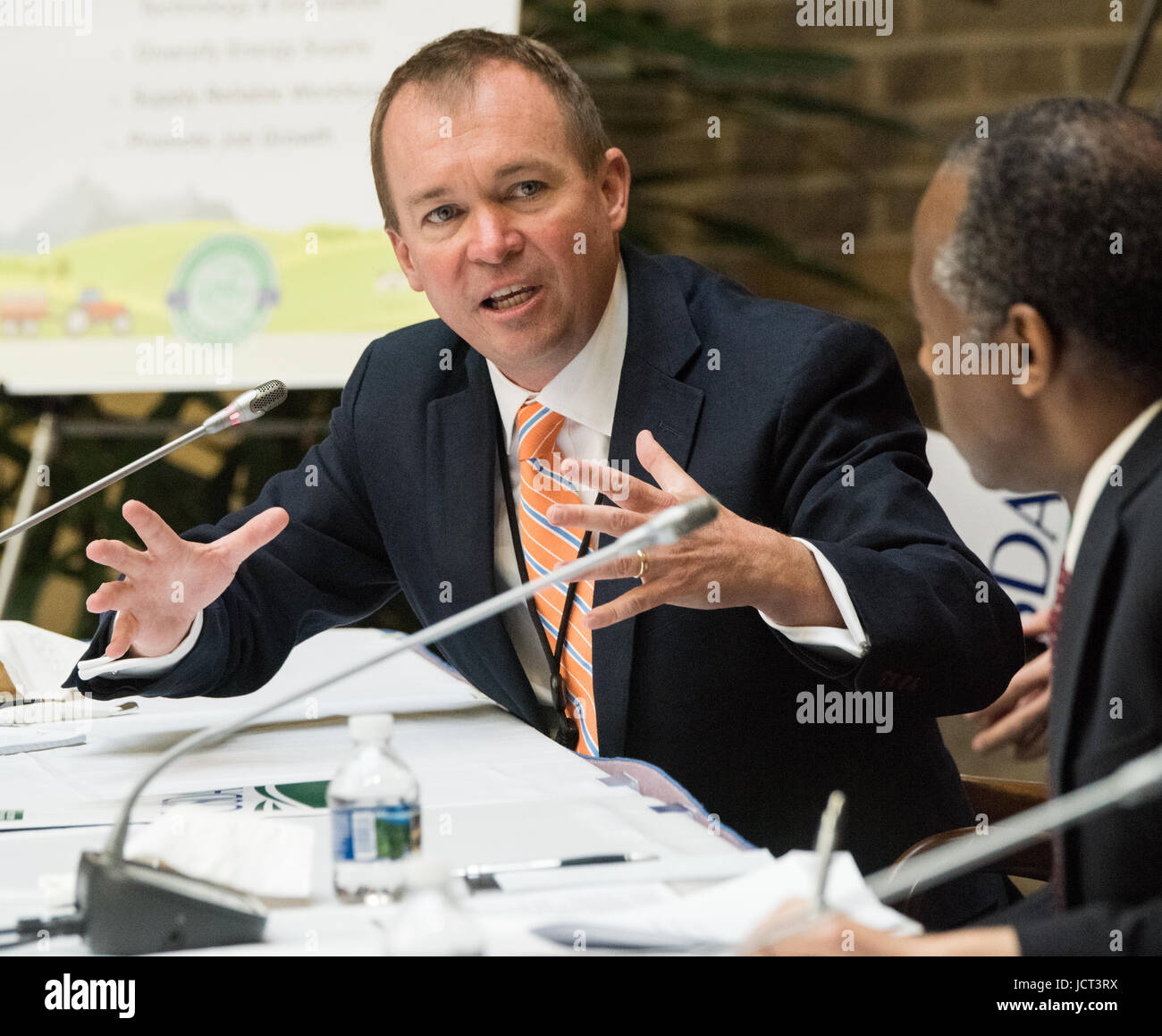 Le Directeur de la White House Office of Management and Budget Mick Mulvaney parle aux délégués lors de la réunion inaugurale de l'Équipe spéciale interinstitutions sur l'agriculture et la prospérité rurale au Ministère de l'Agriculture le 15 juin 2017 à Washington, D.C. Banque D'Images
