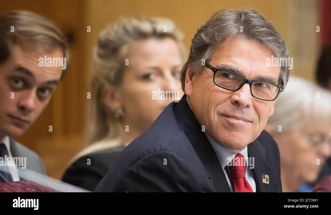 Le Secrétaire à l'Énergie des États-Unis Rick Perry parle aux délégués lors de la réunion inaugurale de l'Équipe spéciale interinstitutions sur l'agriculture et la prospérité rurale au Ministère de l'Agriculture le 15 juin 2017 à Washington, D.C. Banque D'Images