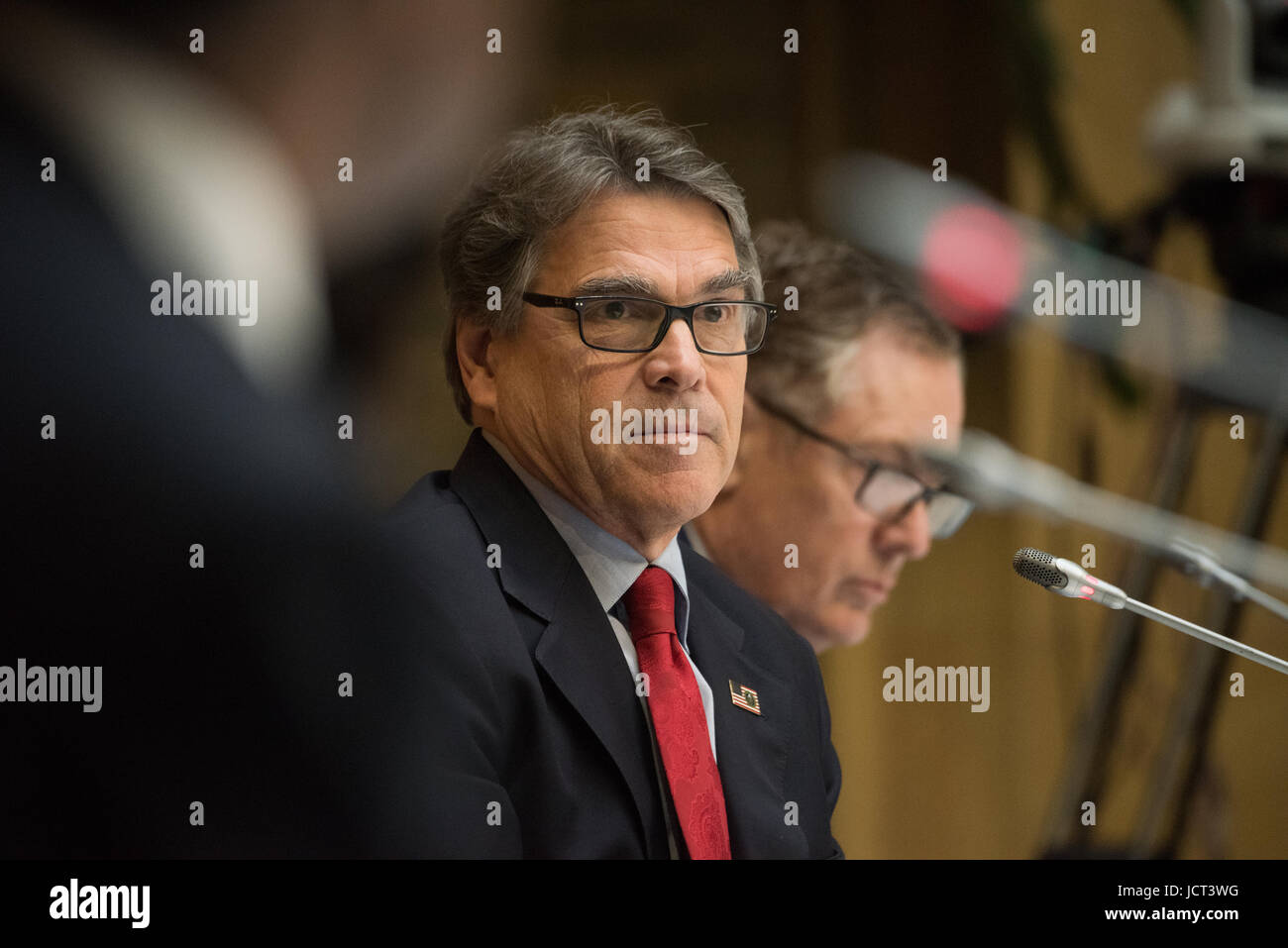 Le Secrétaire à l'Énergie des États-Unis, Rick Perry, à l'écoute des délégués lors de la réunion inaugurale de l'Équipe spéciale interinstitutions sur l'agriculture et la prospérité rurale au Ministère de l'Agriculture le 15 juin 2017 à Washington, D.C. Banque D'Images