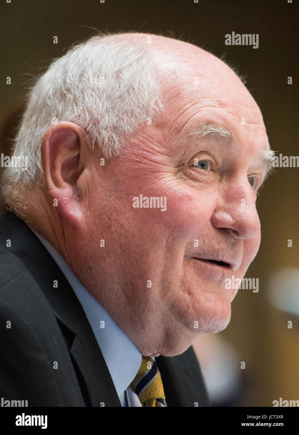 Secrétaire du Ministère de l'Agriculture des États-Unis Sonny Perdue parle aux délégués lors de la réunion inaugurale de l'Équipe spéciale interinstitutions sur l'agriculture et la prospérité rurale au Ministère de l'Agriculture le 15 juin 2017 à Washington, D.C. Banque D'Images