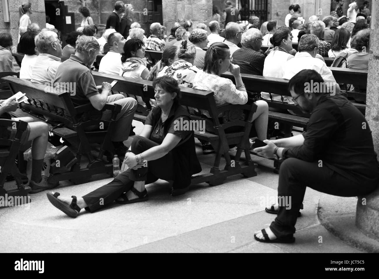 Les fidèles chrétiens et les visiteurs attendent les pèlerins de masse commencent à Cathédrale de Saint Jacques de Compostelle en Espagne. Banque D'Images