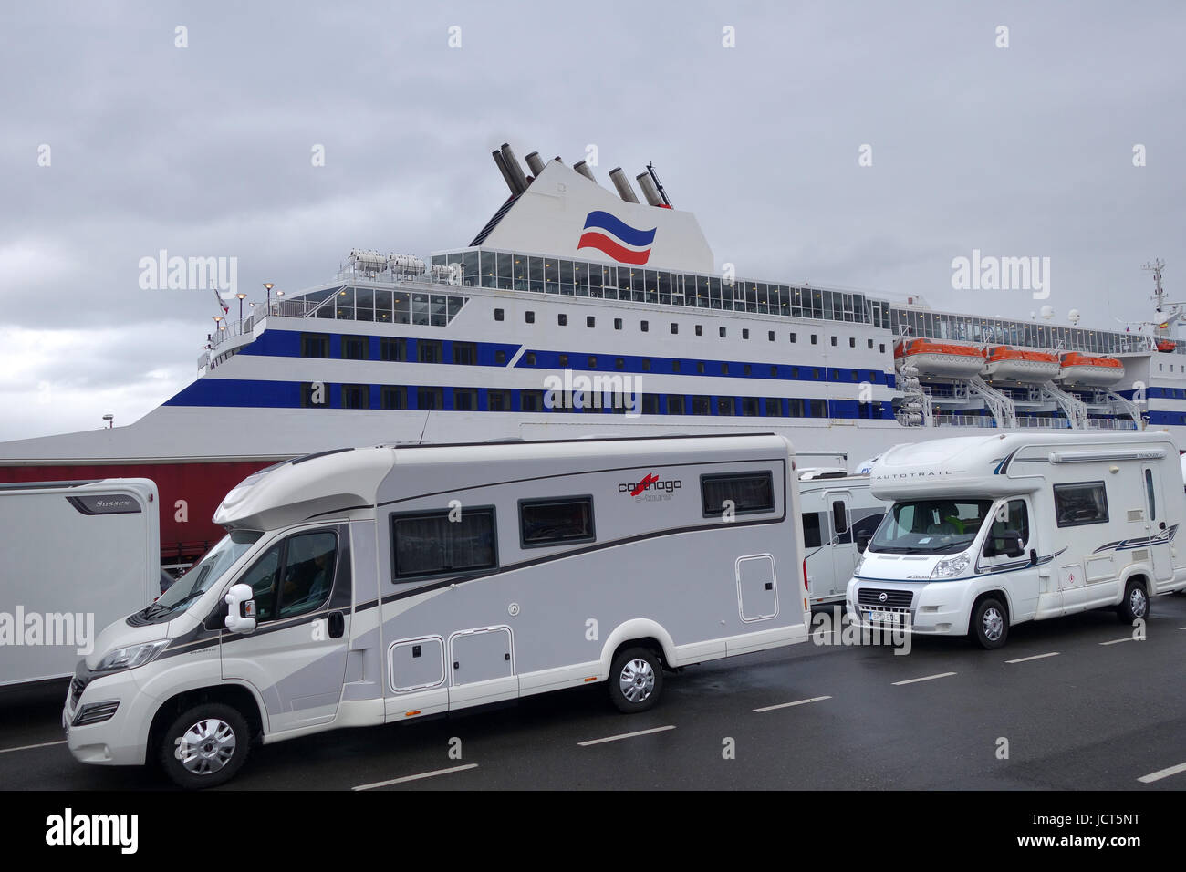 Mise en file d'attente pour les véhicules de camping-cars sélection Brittany Ferries ferry Cap Finisterre au Port de Bilbao en Espagne. Banque D'Images
