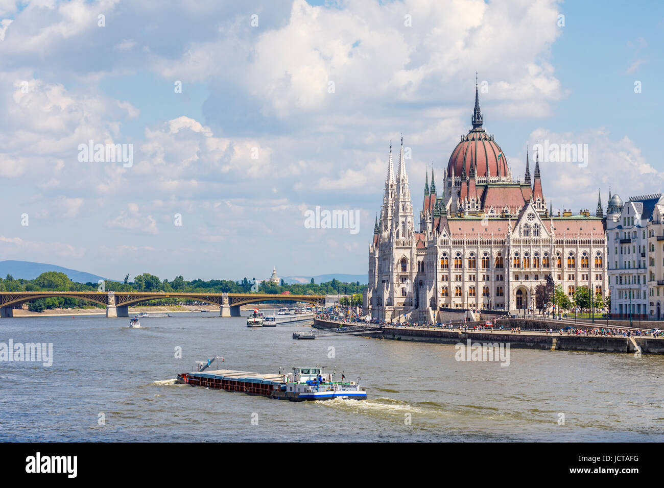 Bâtiment du Parlement hongrois de Pest sur les rives du Danube et le pont vu de Buda, Budapest, capitale de la Hongrie Banque D'Images