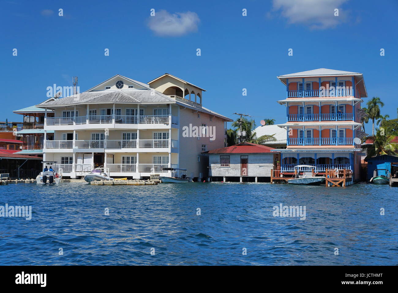 Hôtels sur pilotis avec une maison rustique, entre mer de l'île de Colon, Bocas del Toro, PANAMA, côte des Caraïbes de l'Amérique centrale Banque D'Images