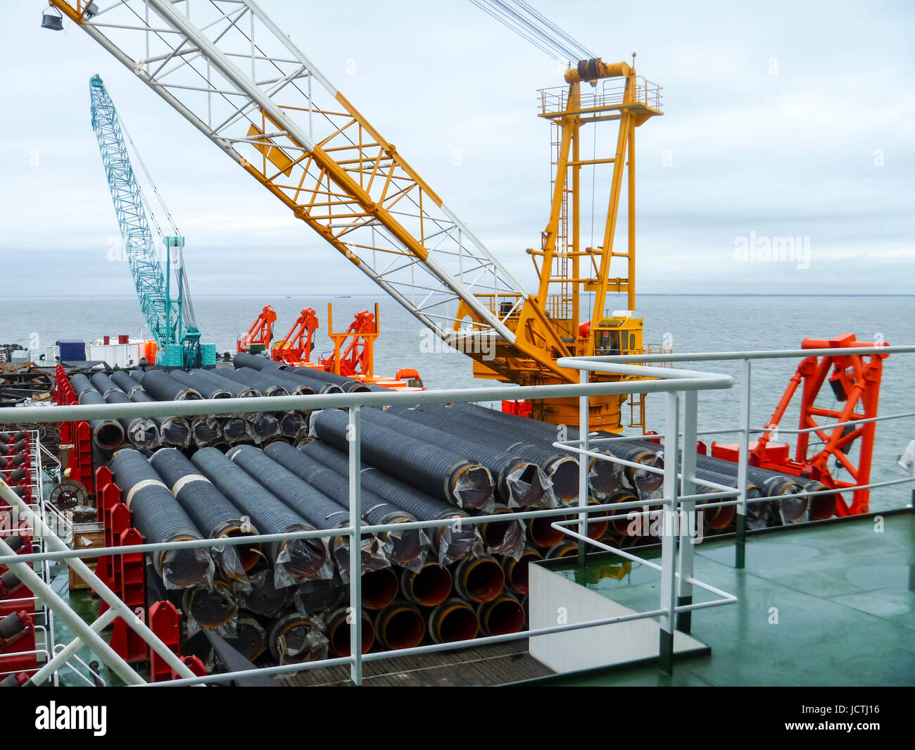 Le pont était barge. Les grues de levage et des tuyaux sur le navire. Matériel pour la pose d'une canalisation sur le fond marin. Banque D'Images