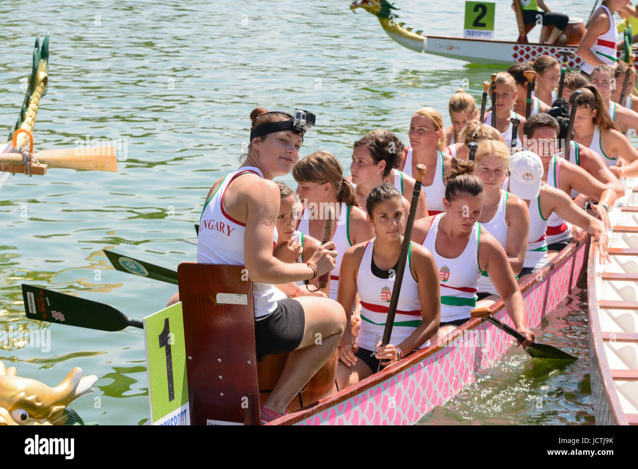 Rome, Italie - 30 juillet 2016 : les équipes de bateau-dragon en compétition aux championnats d'Europe qui a eu lieu en Italie en 2016, l'été dans la photo une fille de la Hongrie Banque D'Images