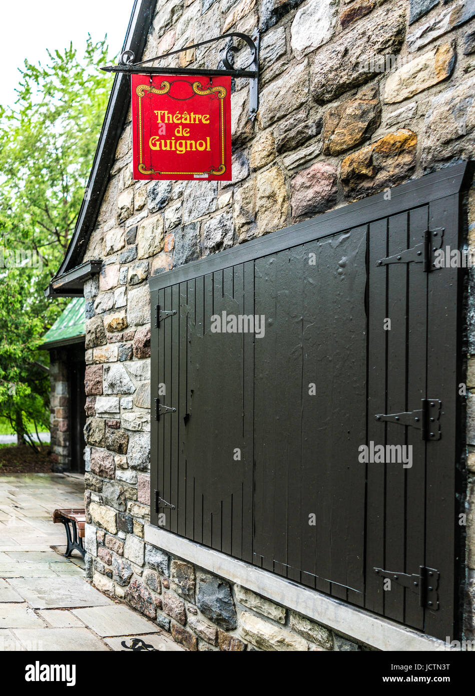 Montréal, Canada - le 26 mai 2017 Spectacle de marionnettes Théâtre Guignol : signer et fenêtre dans le parc La Fontaine dans la région du Québec City Banque D'Images