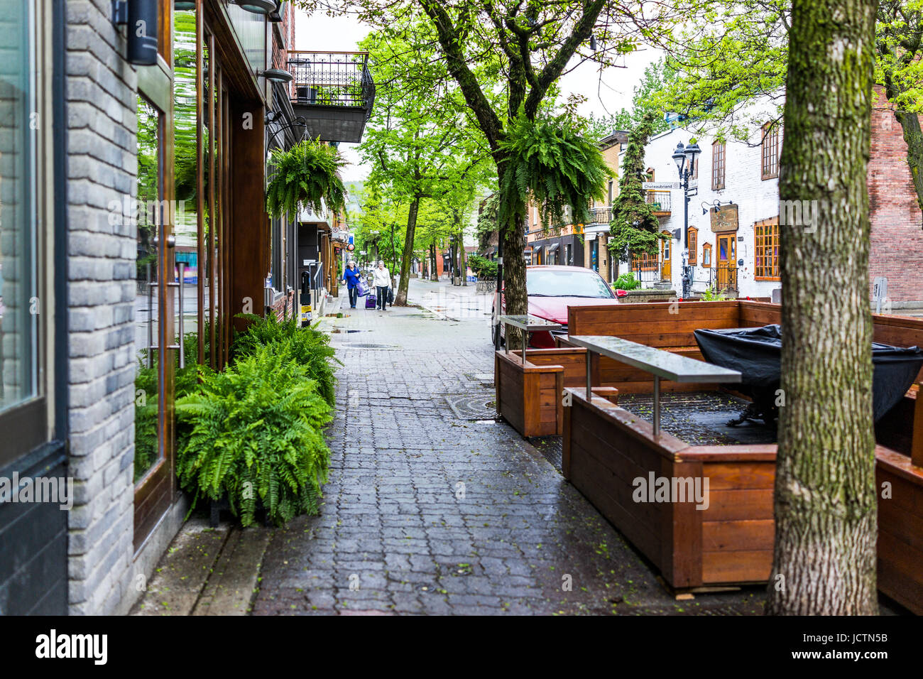 Montréal, Canada - le 26 mai 2017 : dans la rue vide ville région du Plateau dans la région du Québec à l'extérieur avec coin repas et personnes marchant sous la pluie sur Banque D'Images