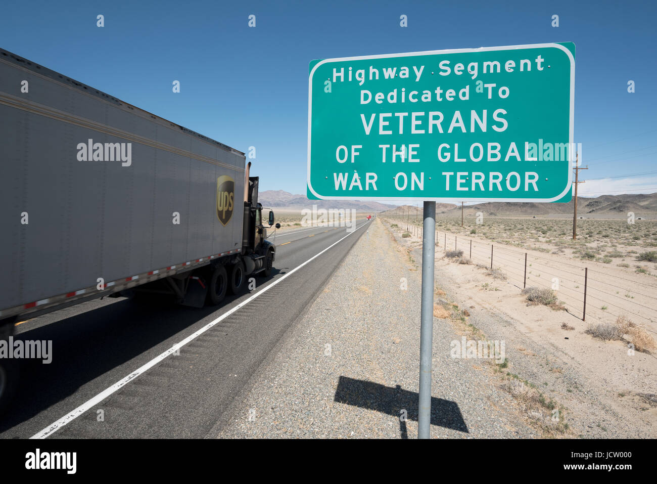 Dévouement signe sur 95, l'AMÉRICAIN Autoroute commémorative des anciens combattants, dans le Nevada. Banque D'Images