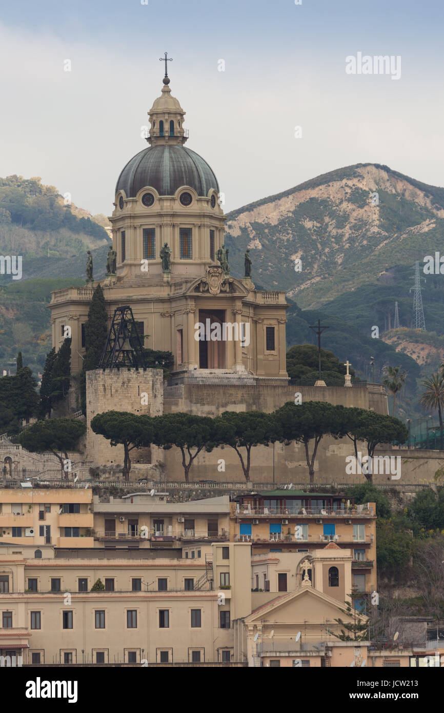 Avis de Sacrario di Cristo Re (culte du Christ Roi) donnant sur le port de la ville de Messine, Sicile, Italie avec montagnes en arrière-plan Banque D'Images