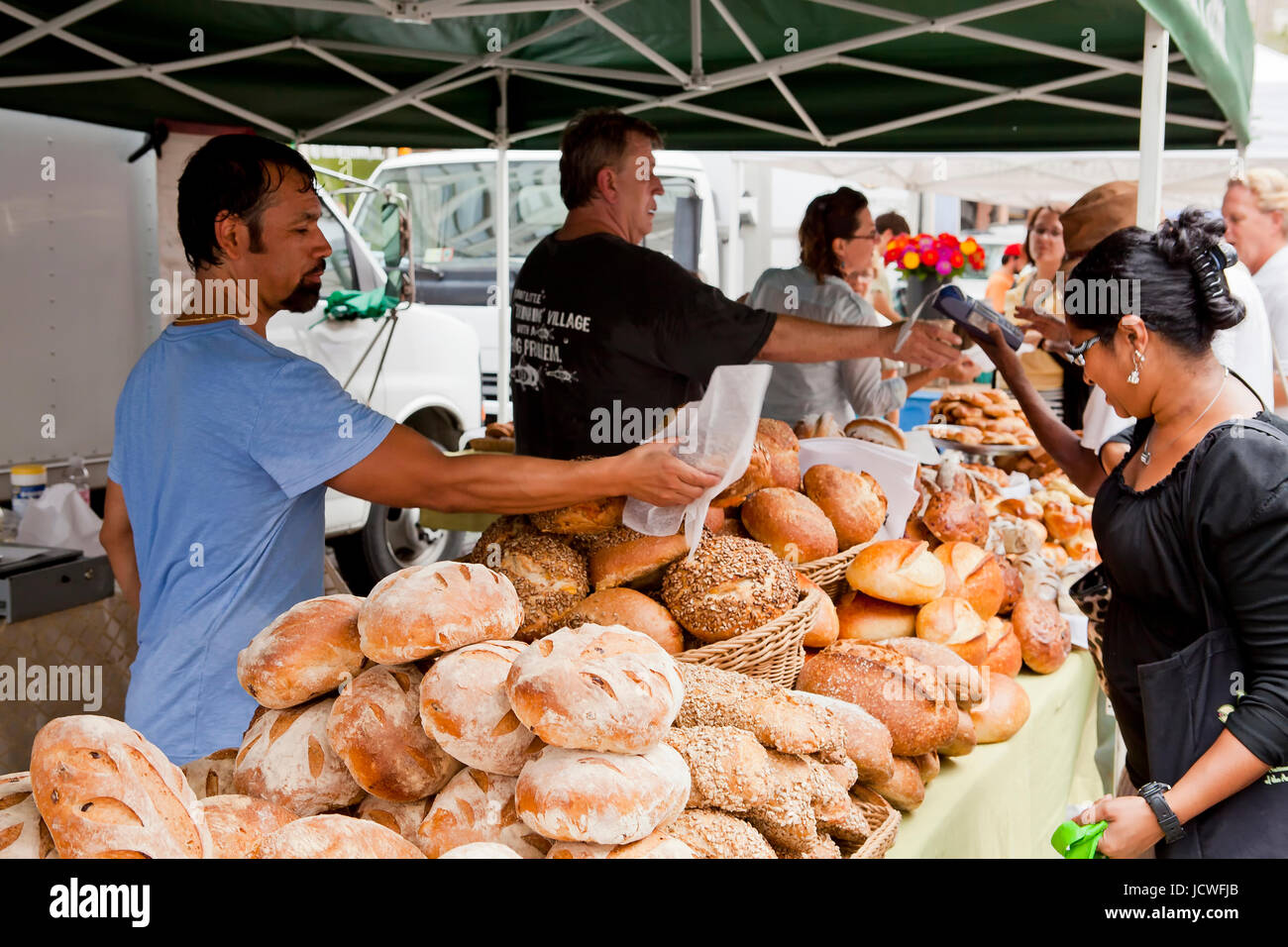 Achat femme miches de pain au marché de fermiers - USA Banque D'Images