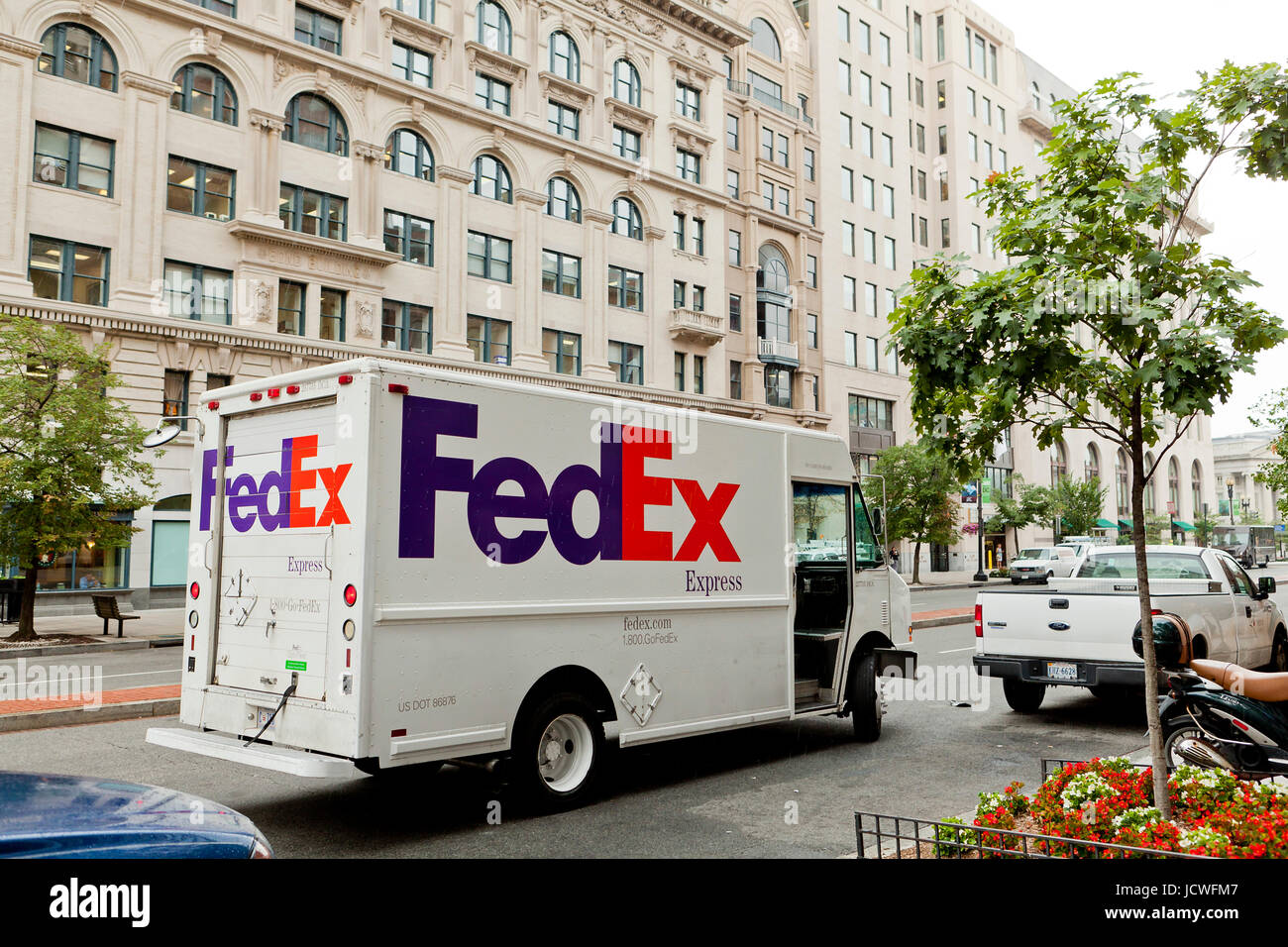 Camion de livraison FedEx stationné à l'extérieur de bâtiment de bureaux - Washington, DC USA Banque D'Images