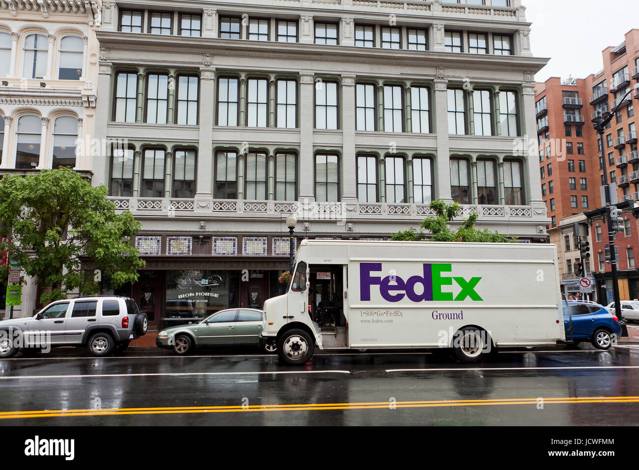 Camion de livraison FedEx stationné à l'extérieur de bâtiment de bureaux - Washington, DC USA Banque D'Images