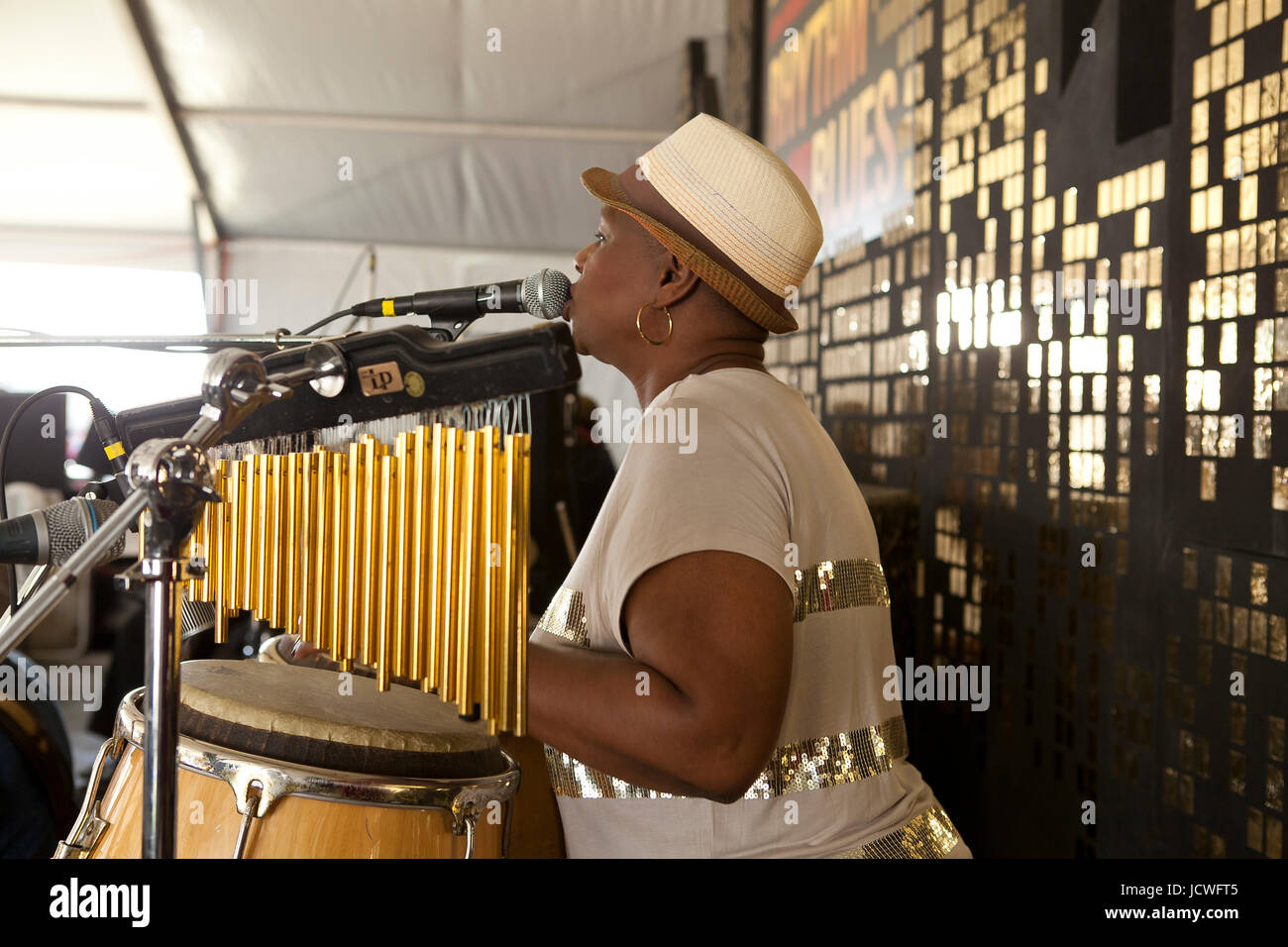 Rythme afro-américaine féminine et le musicien de blues chanter sur scène - USA Banque D'Images